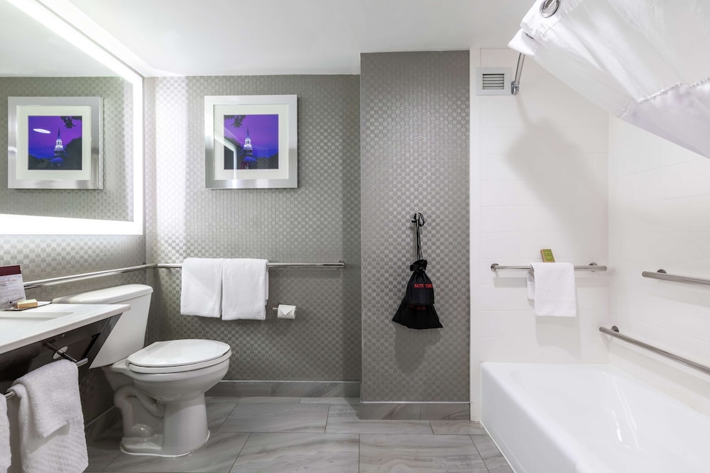 Room, 2 Queen Beds, Accessible, Bathtub - Photo 4