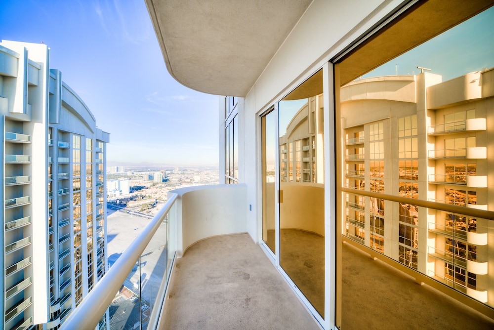 1BR Balcony Suite Strip View - Photo 20