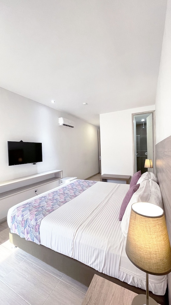 Superior Room, 1 King Bed photo 3