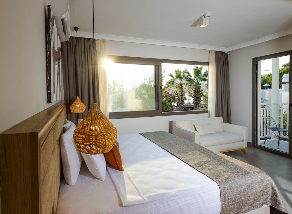Junior Suite, 1 Bedroom, Jetted Tub, Sea View photo 1