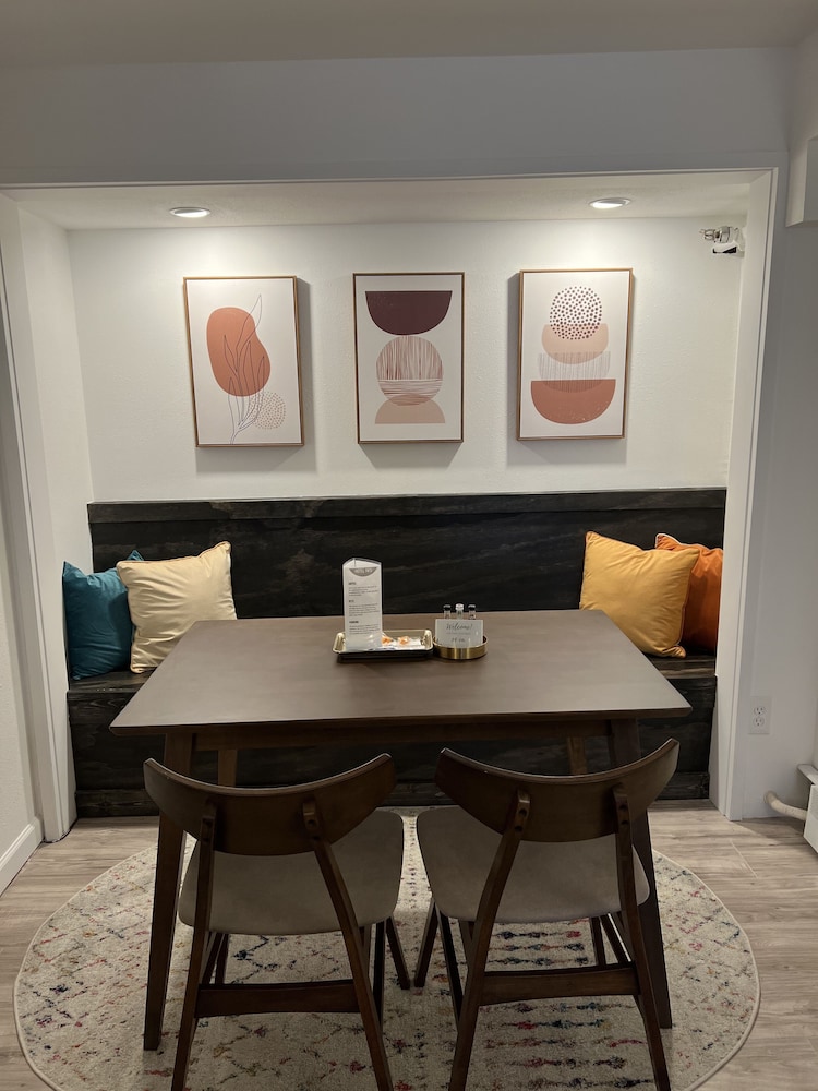 2 Queen Bed with Kitchenette - 2nd Floor photo 3