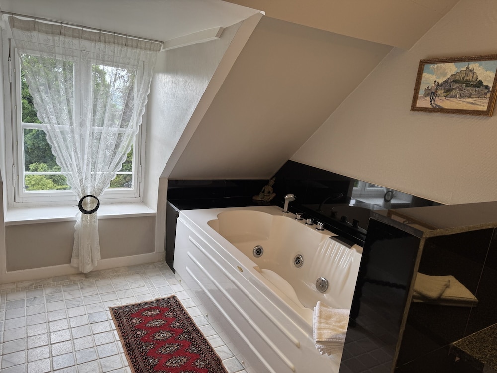 Superior Suite, Ensuite, Garden View photo 3