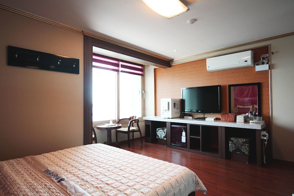 Room (Family room) - Photo 3