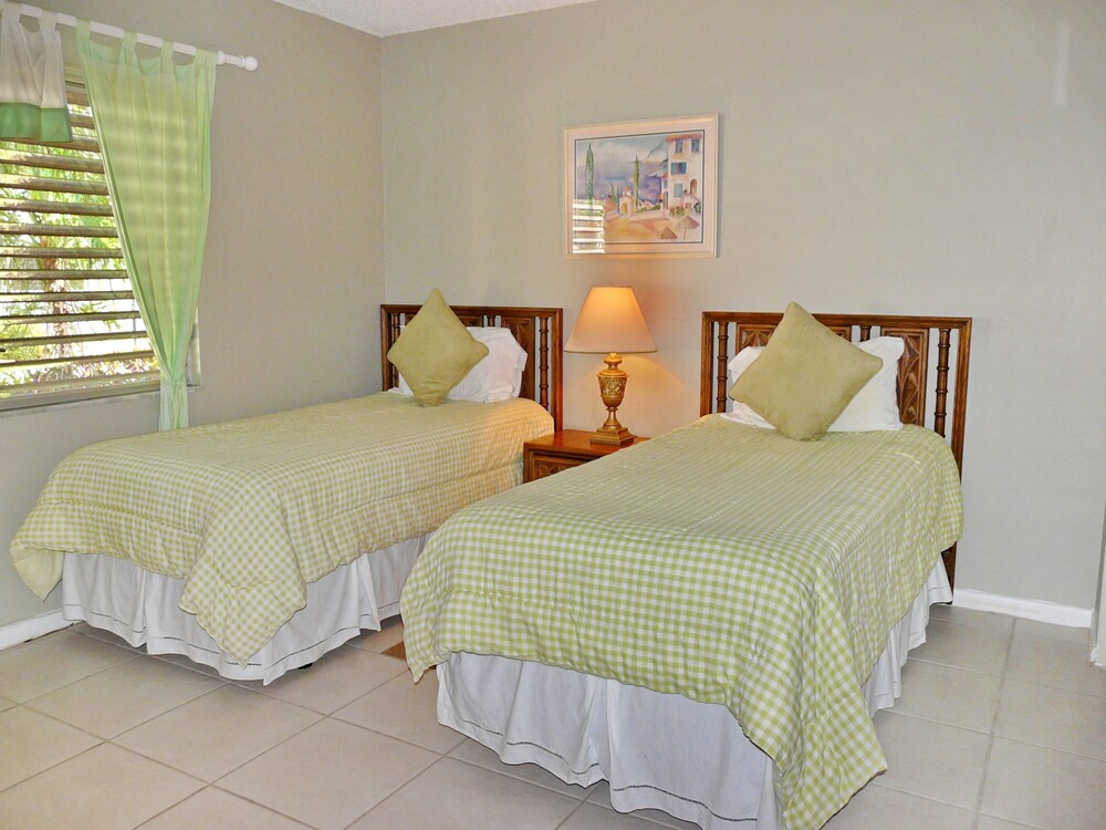 Condo, 2 Twin Beds (Idyllic condo with brief walk to beac) photo 1