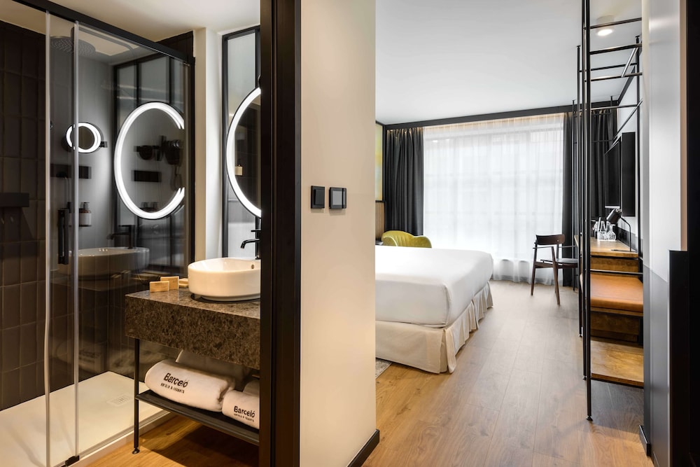 Deluxe Room - Photo 4