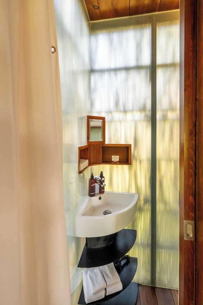 Standard Tree House, 1 King Bed, Balcony, Garden View photo 3