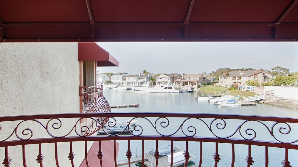 Standard Room, 1 King Bed, Refrigerator & Microwave, Harbor View - Photo 1