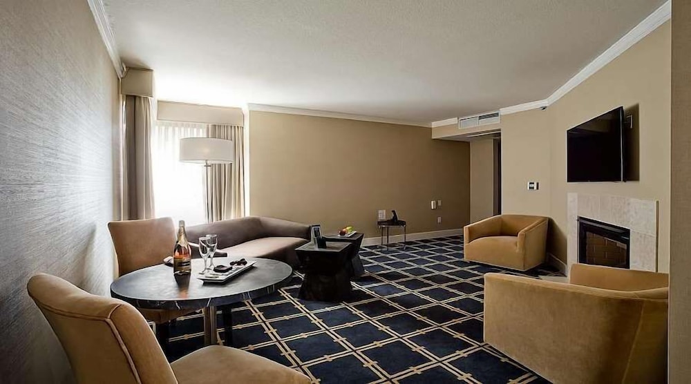 Suite, 1 King Bed, Accessible