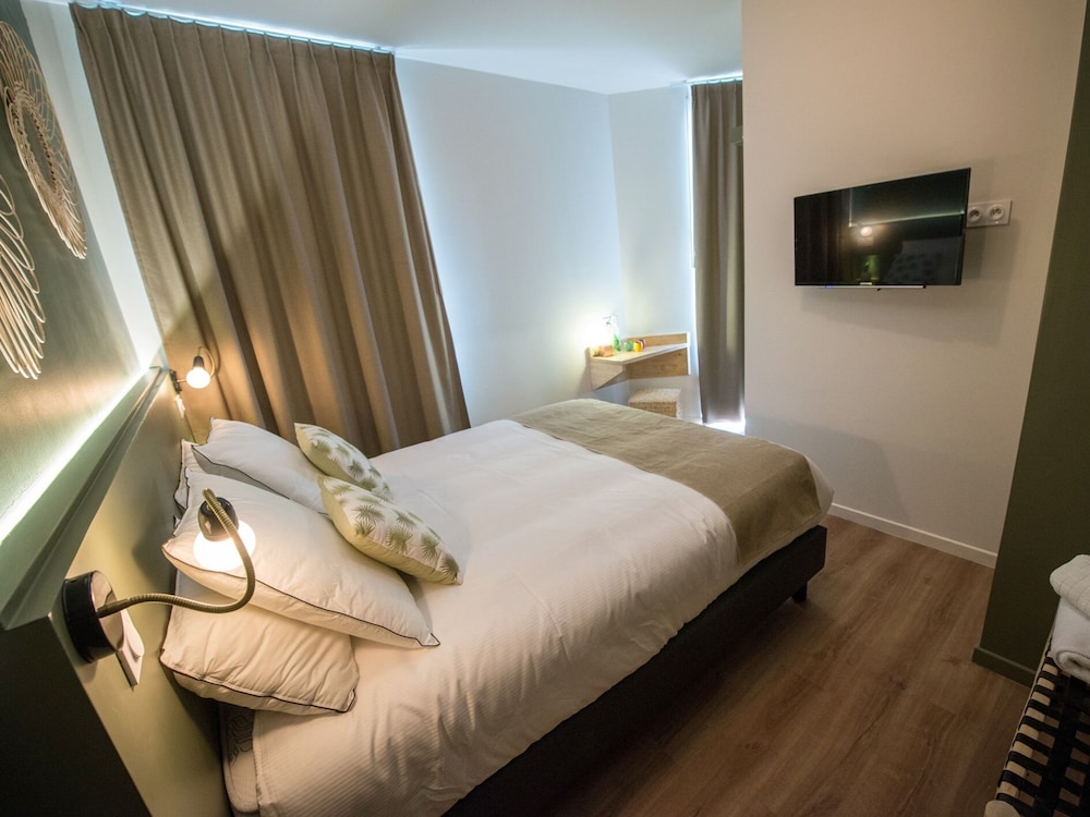 Standard Double Room, City View - Photo 9