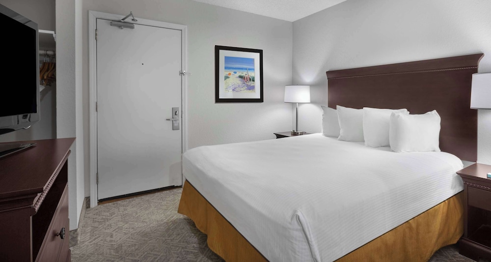 Suite, Multiple Beds, Balcony, Oceanfront (with Sofabed) photo 3