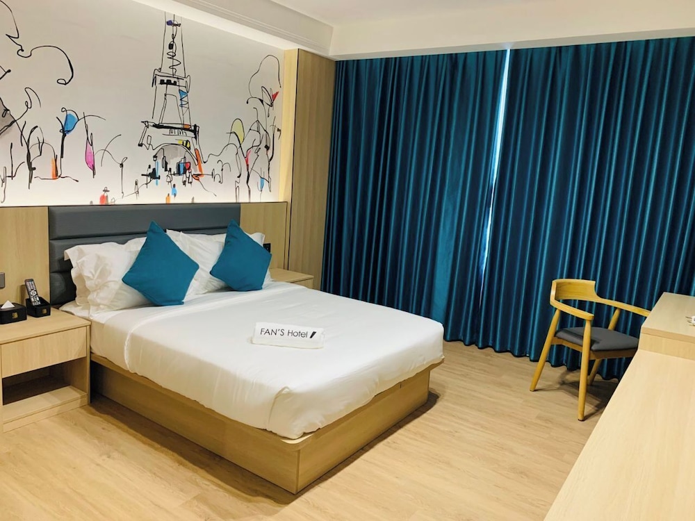Junior Room, 1 Queen Bed, Non Smoking, City View photo 1