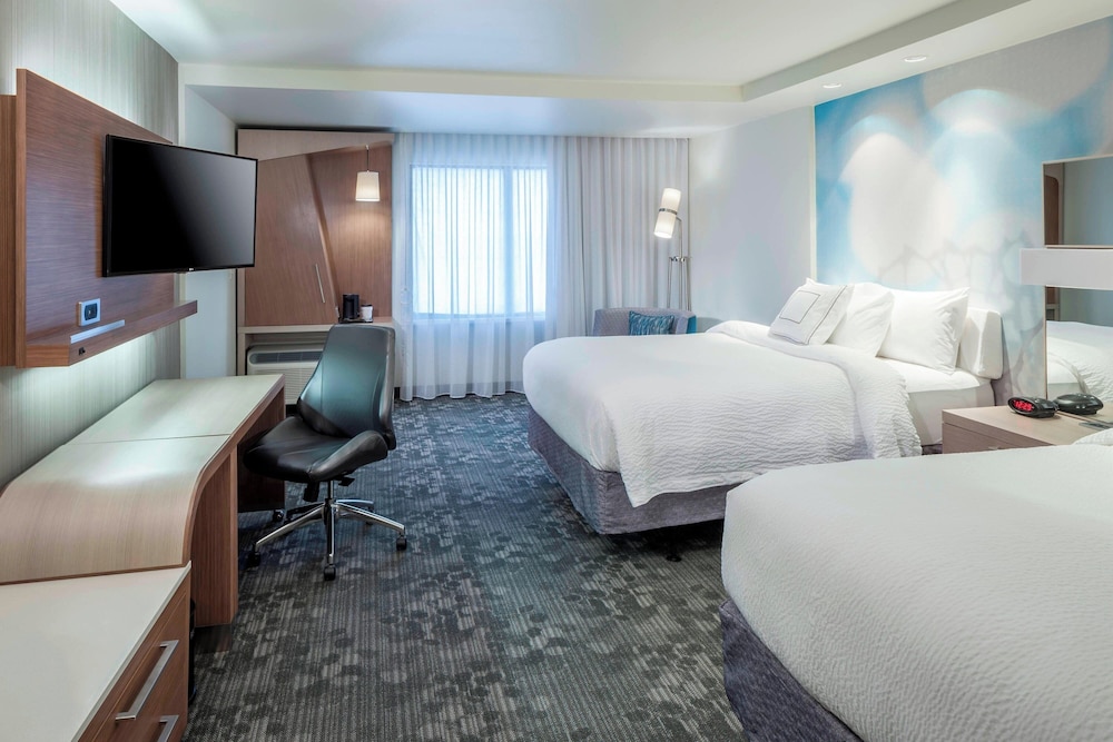Room, 2 Queen Beds (Mobility Accessible, Tub)