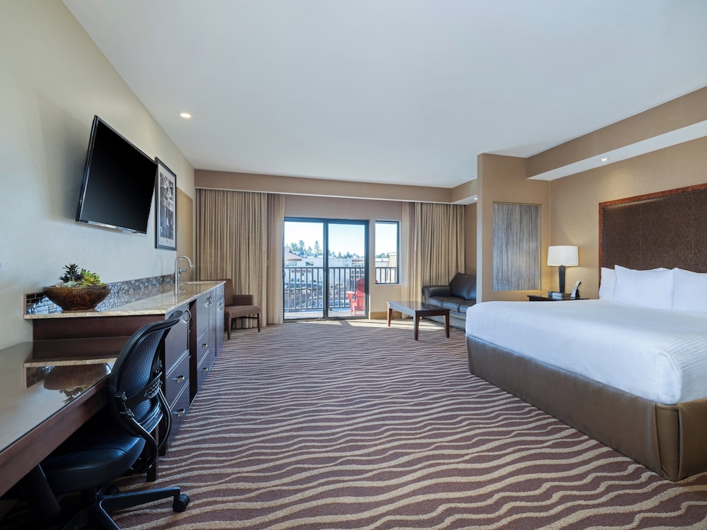Suite, 1 King Bed with Sofa bed, Balcony - Photo 3