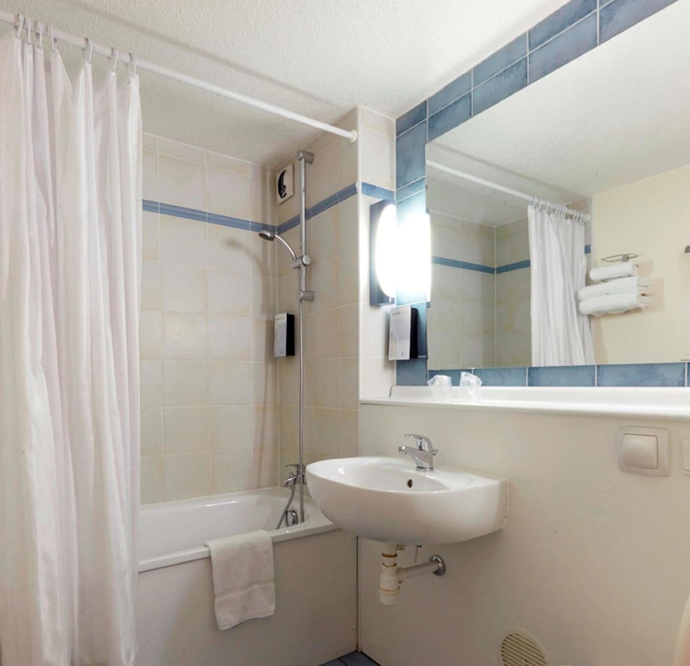 Standard Room, 2 Twin Beds - Photo 4