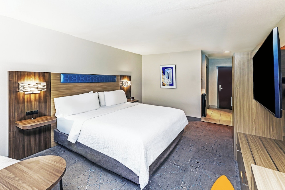 Standard Room, 1 King Bed, Accessible - Photo 3