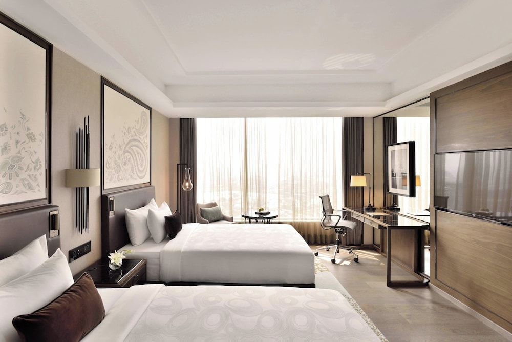 Executive Room, 1 King Bed thumbnail 5