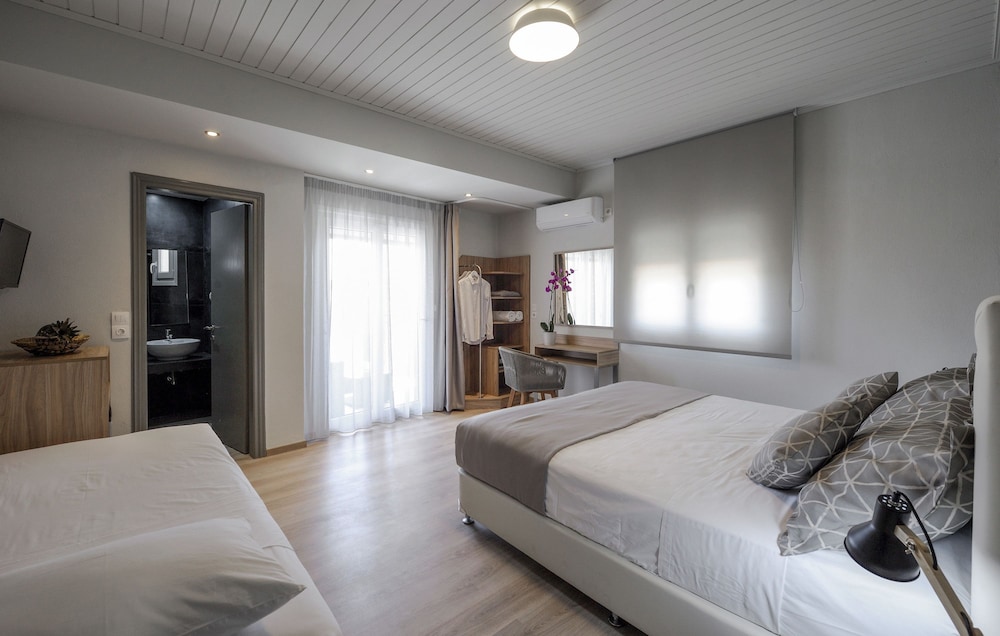 Deluxe Triple Room, Balcony photo 3