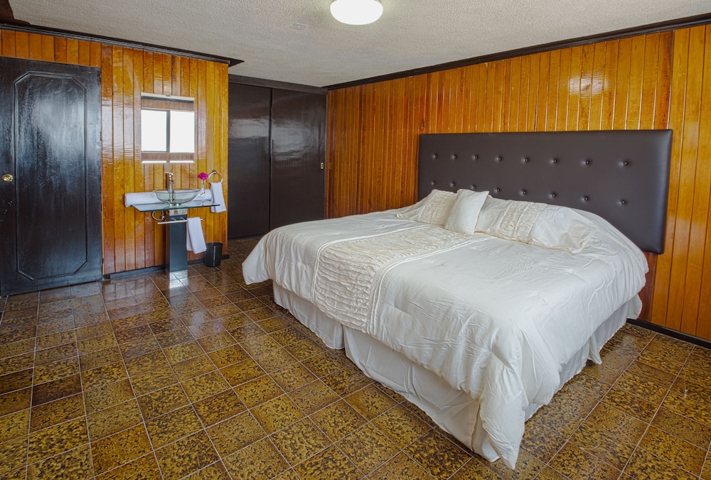 Comfort Room, 1 King Bed (Wood Room) photo 1