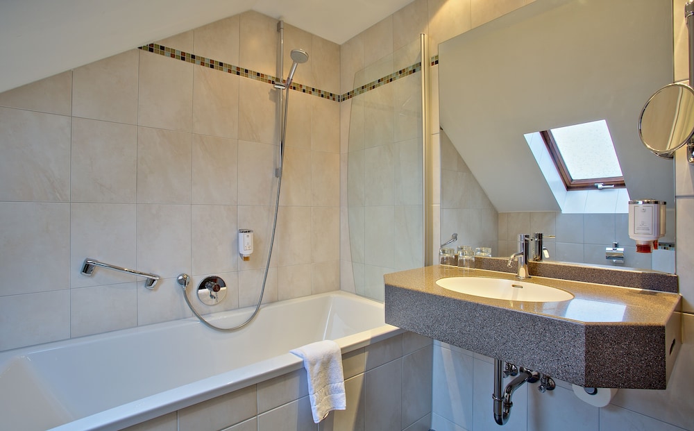Deluxe Room, 1 Queen Bed with Sofa bed, Non Smoking, Air conditioning photo 2