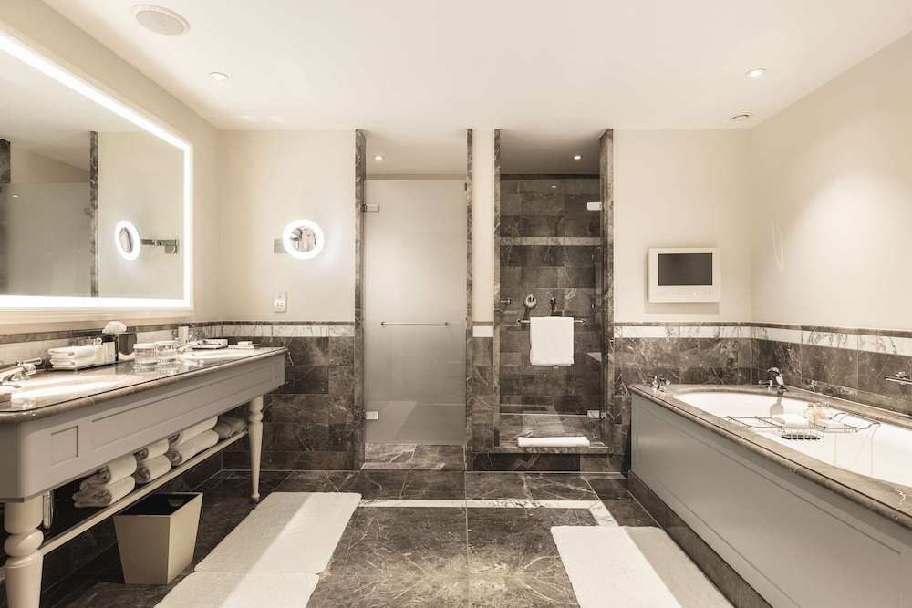Luxury Suite, 1 King Bed (Brentano) thumbnail 5