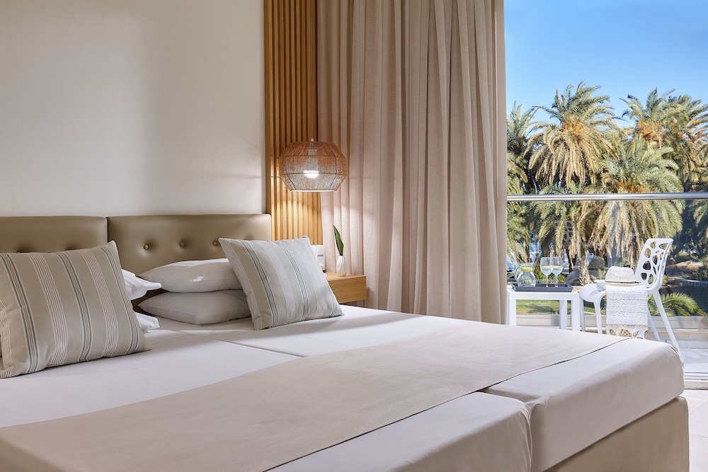 Classic Room, 1 Queen Bed, Balcony (View) photo 3