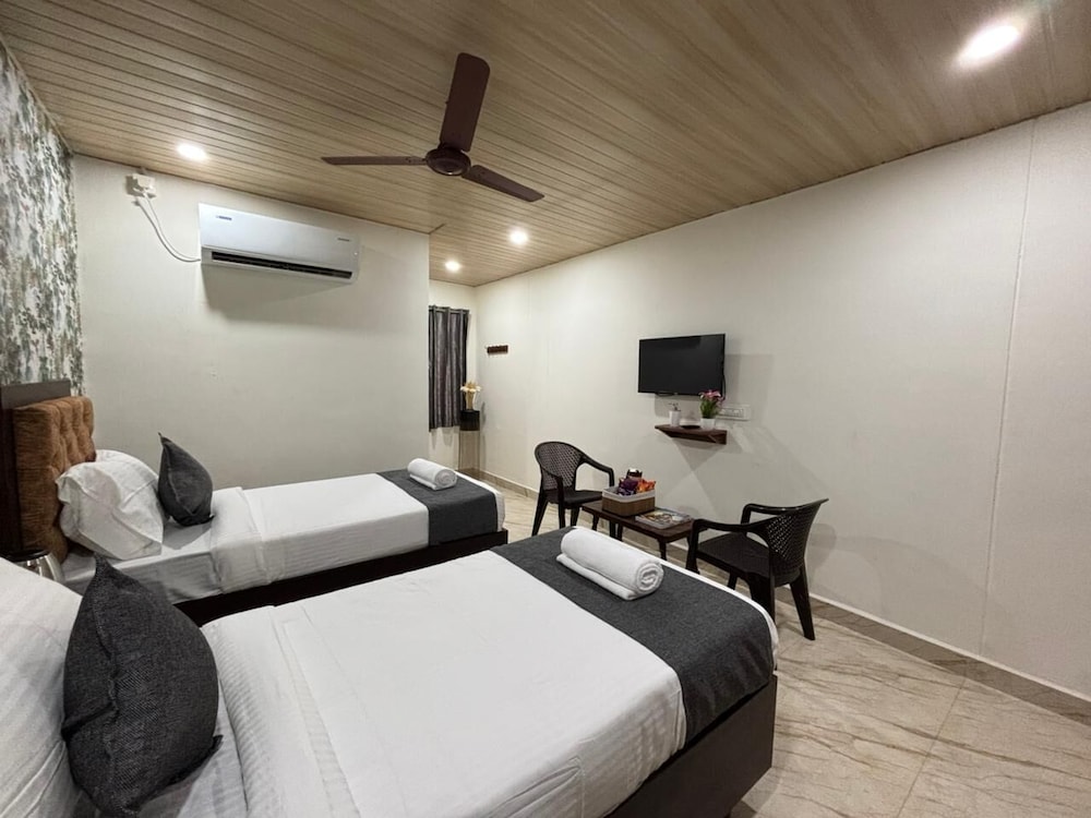 Superior Double or Twin Room, City View photo 2