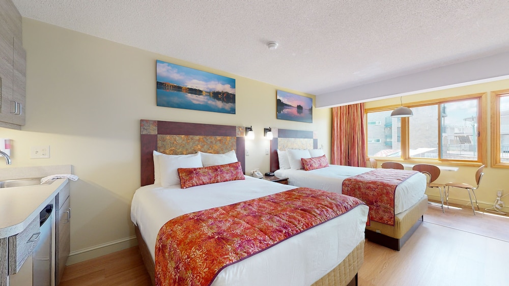 Standard Room, 2 Queen Beds, Partial Lake View, Ground Floor photo 1