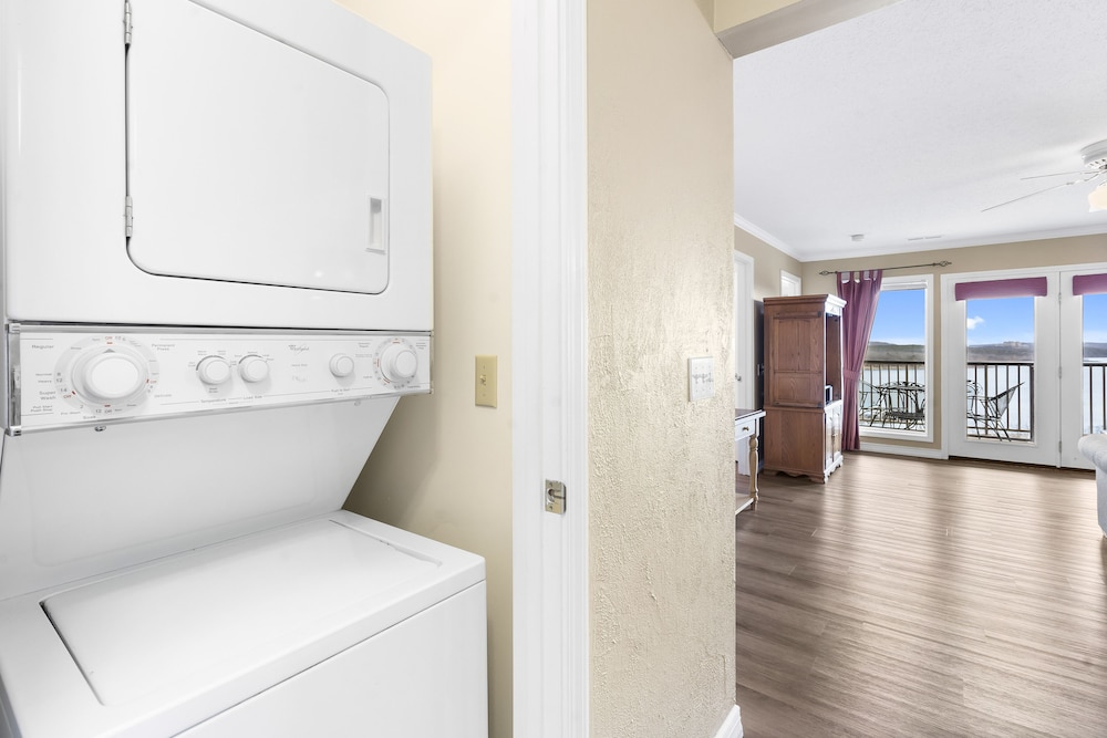 Deluxe Condo, 2 Bedrooms, Lake View photo 2