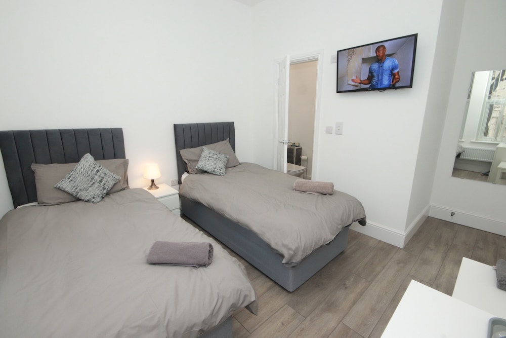 Twin Room, 2 Twin Beds, Ensuite photo 2