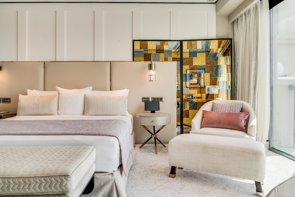Club Room, 1 Queen Bed, City View, Tower - Photo 2