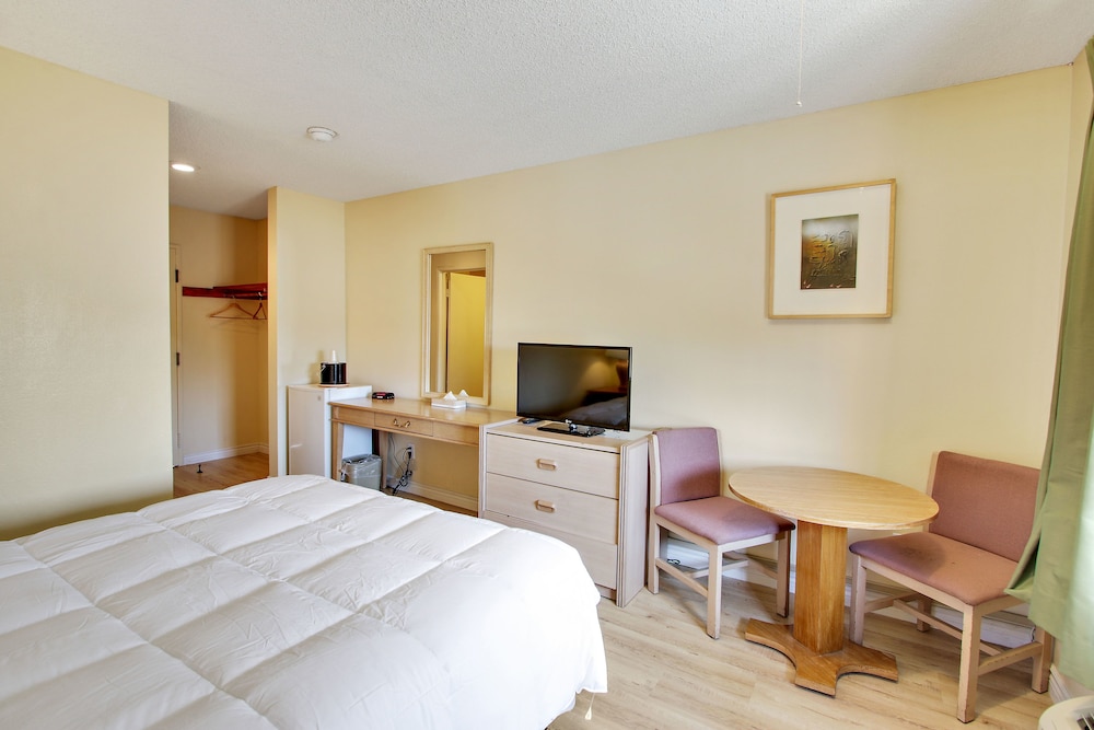 Economy Room, 1 Queen Bed photo 3