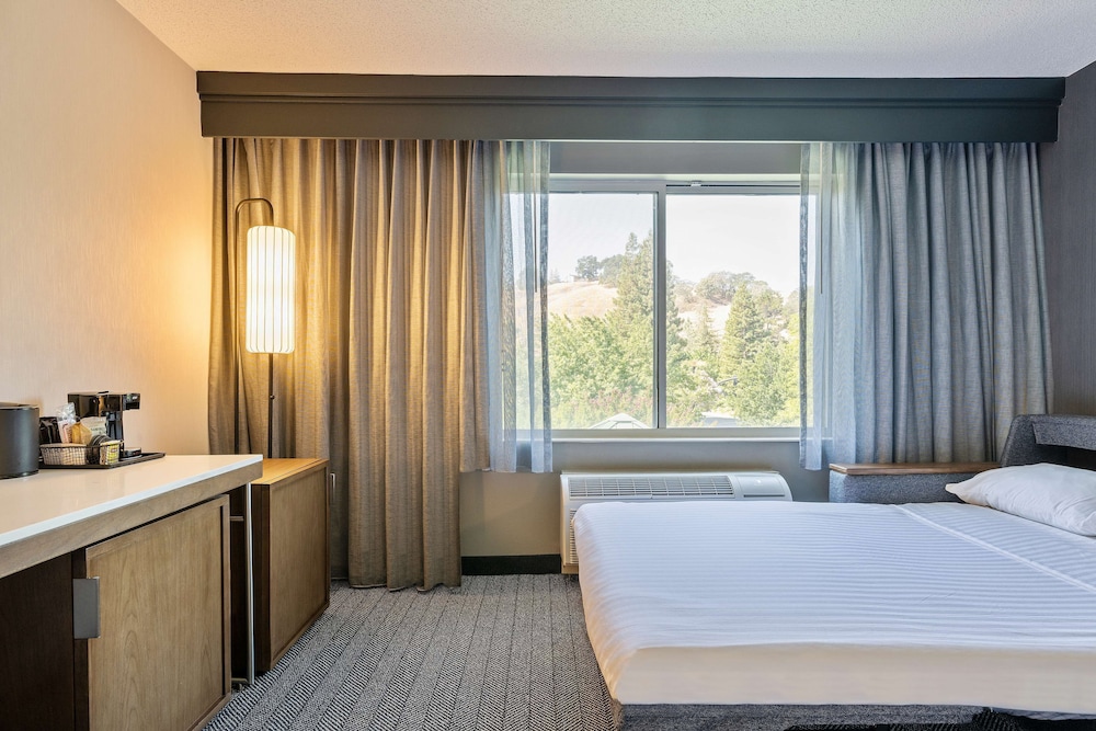 Deluxe Room, 1 King Bed with Sofa bed, Balcony - Photo 1