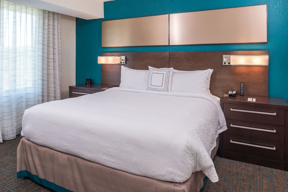 Suite, 2 Bedrooms (Mobility/Hearing Access, Roll-In Shwr) photo 2