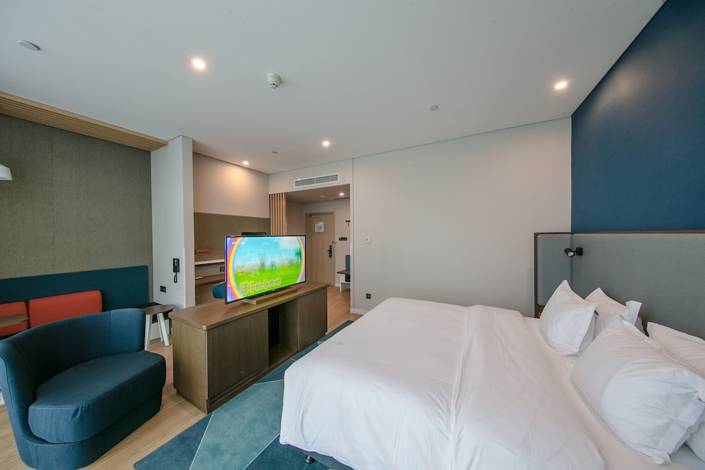 Standard Room, 1 King Bed (Extra Floor Space) photo 2
