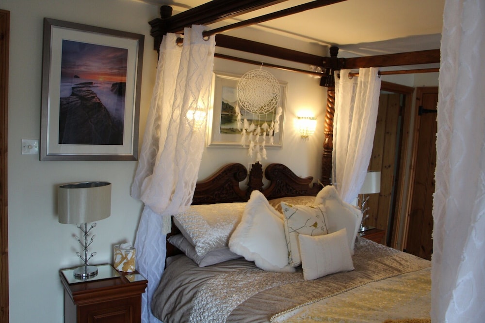 Double Room, Ensuite (Trevillet Four Poster) photo 2