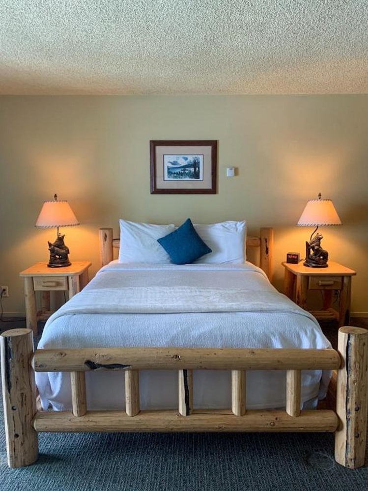 Standard Room, 1 Queen Bed, Lake View (Balcony or Patio) - Photo 6