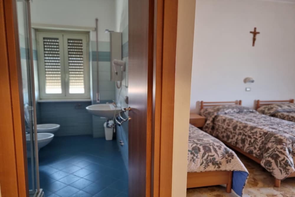 Standard Triple Room photo 3