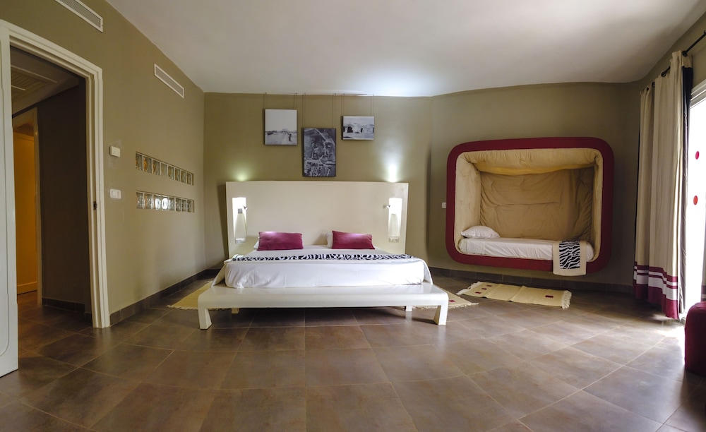 Family Room, Multiple Beds photo 3