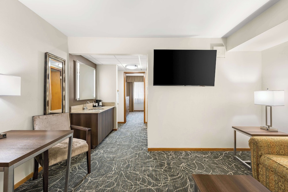 Suite, 1 King Bed, Non Smoking, Refrigerator & Microwave - Photo 2