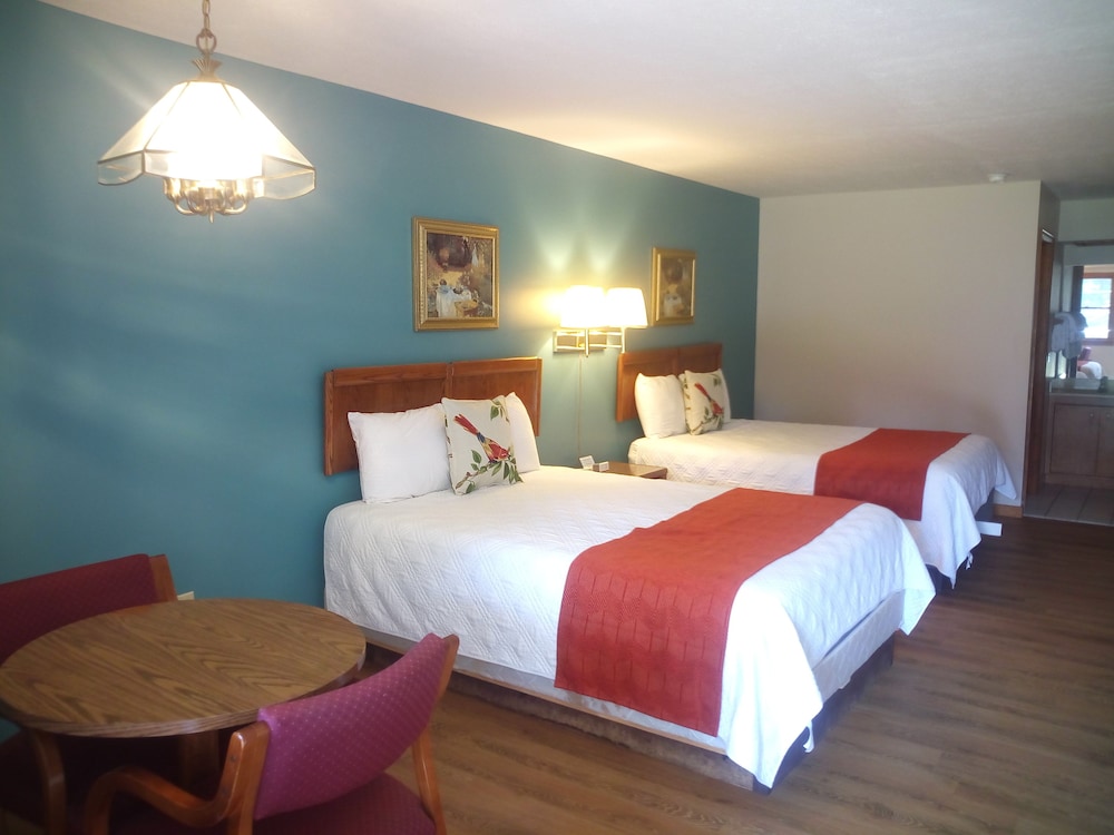 Room, 2 Queen Beds, Mountain View photo 1