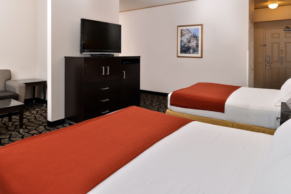 Suite, 1 Bedroom (2 Queen, Sofa Bed) - Photo 3