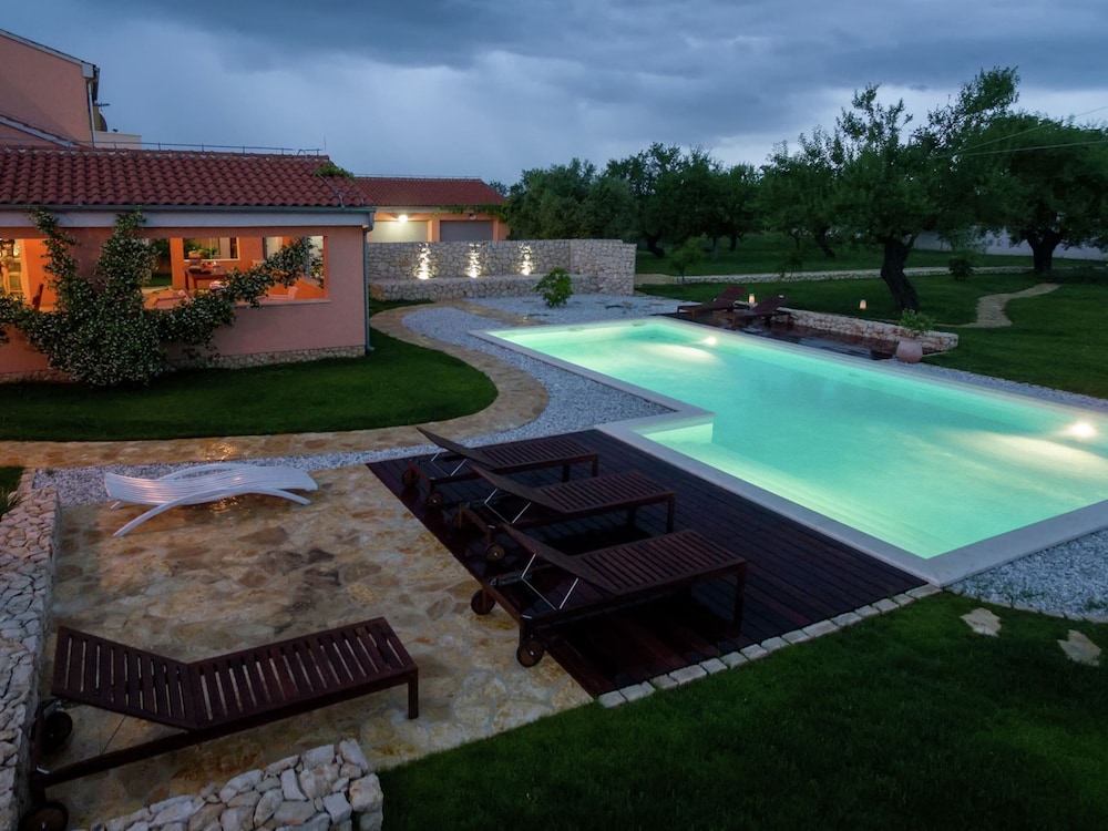 Villa photo 1