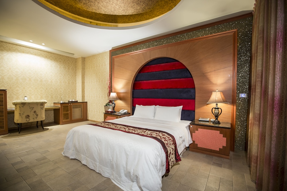 Elite Double Room, 1 King Bed, Jetted Tub photo 1