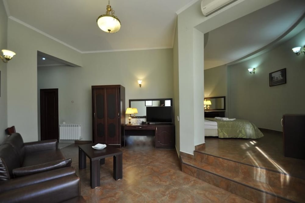 Classic Suite, 1 Queen Bed photo 2