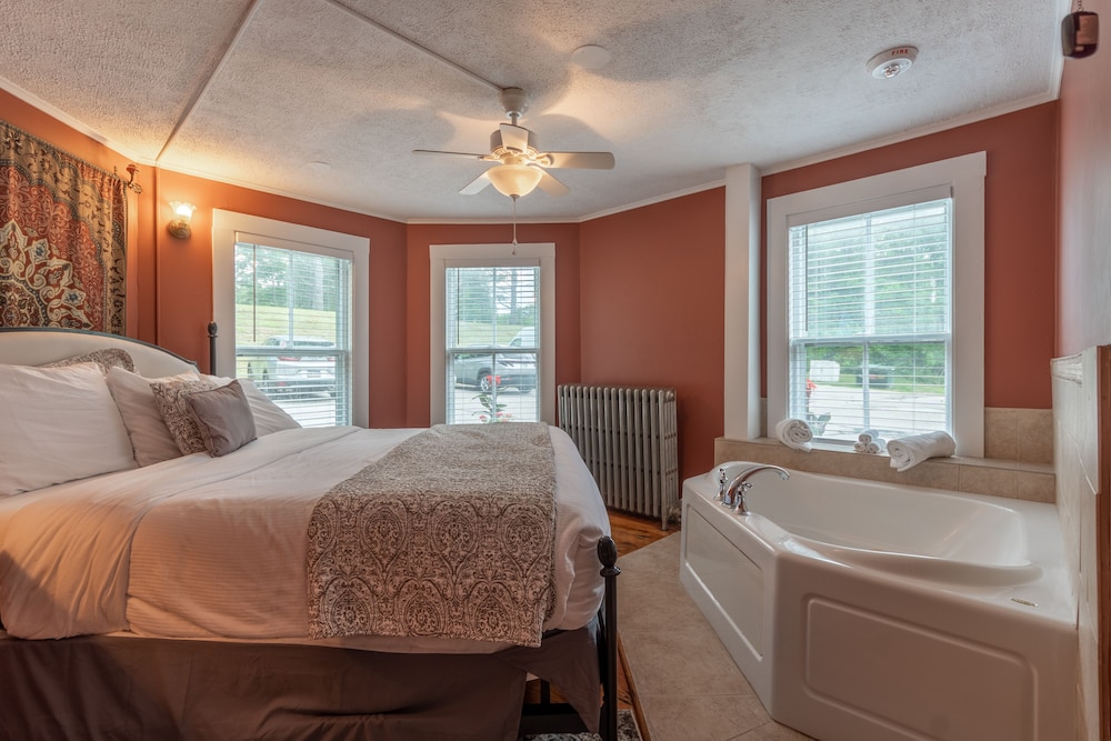 Romantic Suite, 1 Queen Bed, Jetted Tub - Adults Only, photo 6
