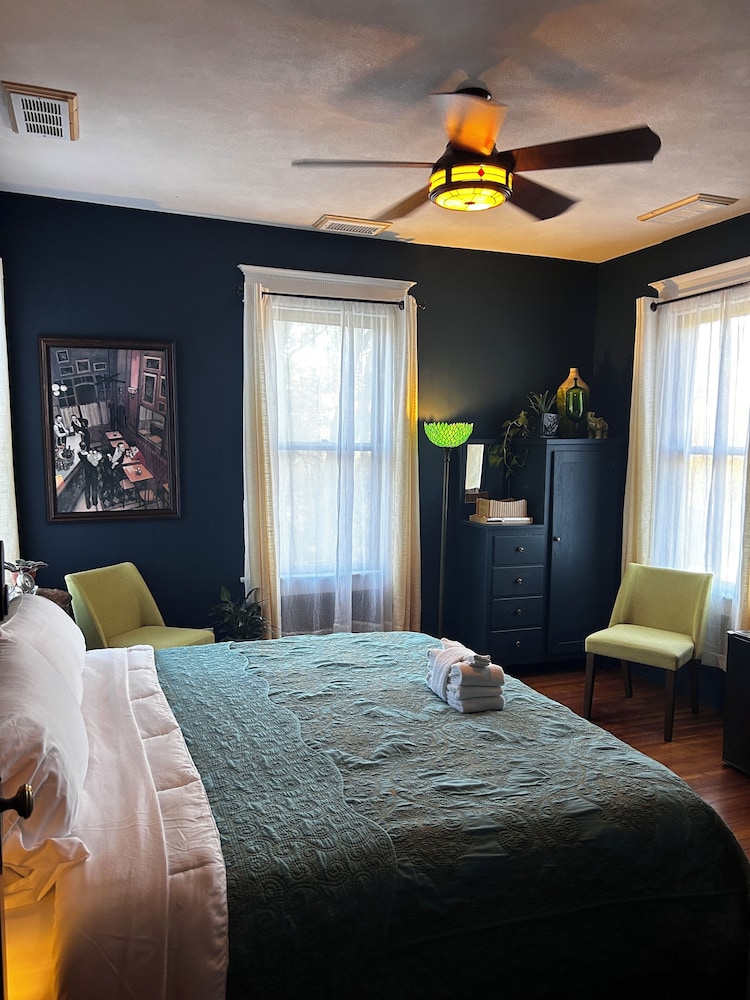 Signature Room, 1 King Bed, Non Smoking, Private Bathroom
