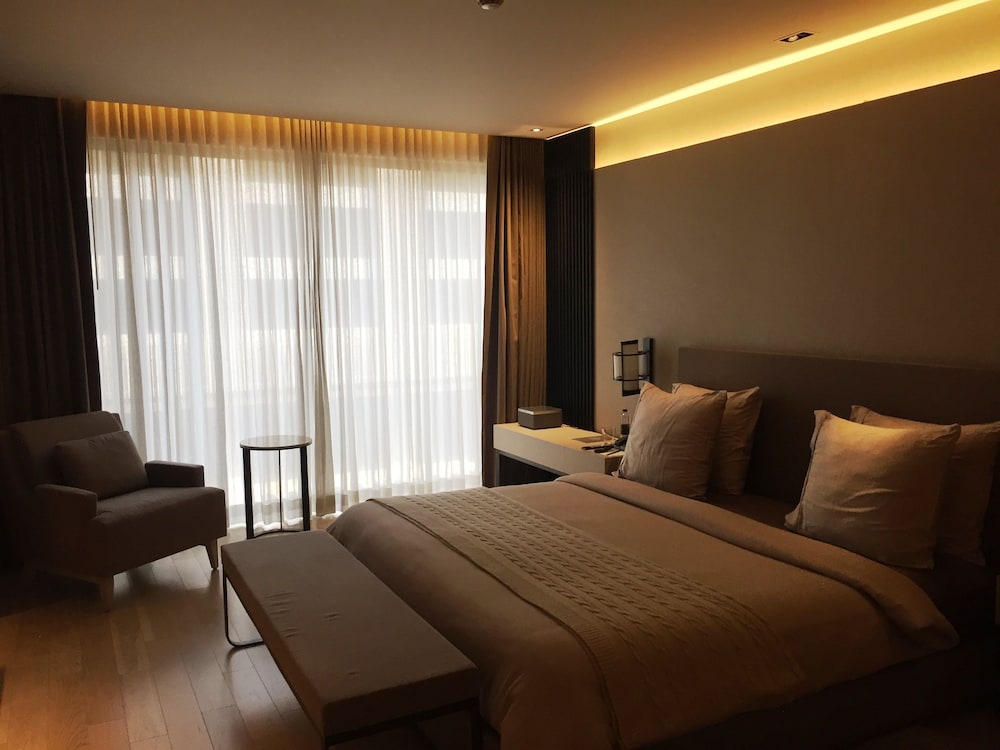 Corporate Suite, Hi-Tea & Club Lounge Access, 15% Dis Laundry, 20% Dis Spa, Floor Butler on Request