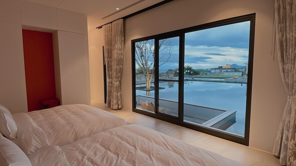 Signature Quadruple Room, 2 Queen Beds, Non Smoking, Ocean View photo 2