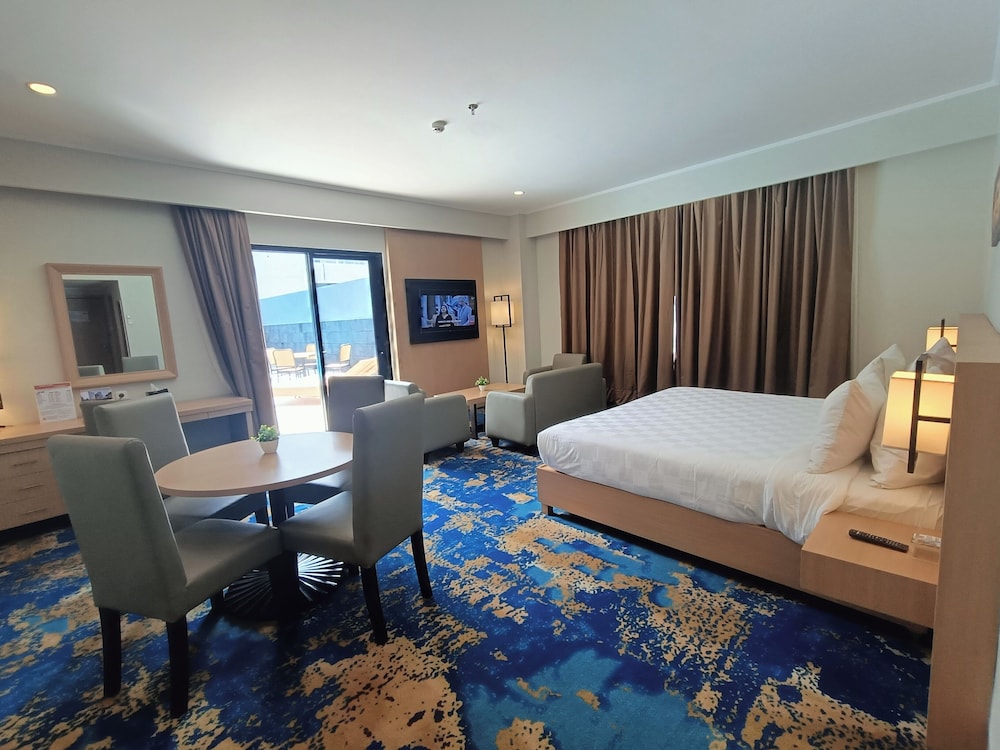 Junior Suite Queen Pool Access - Photo 4