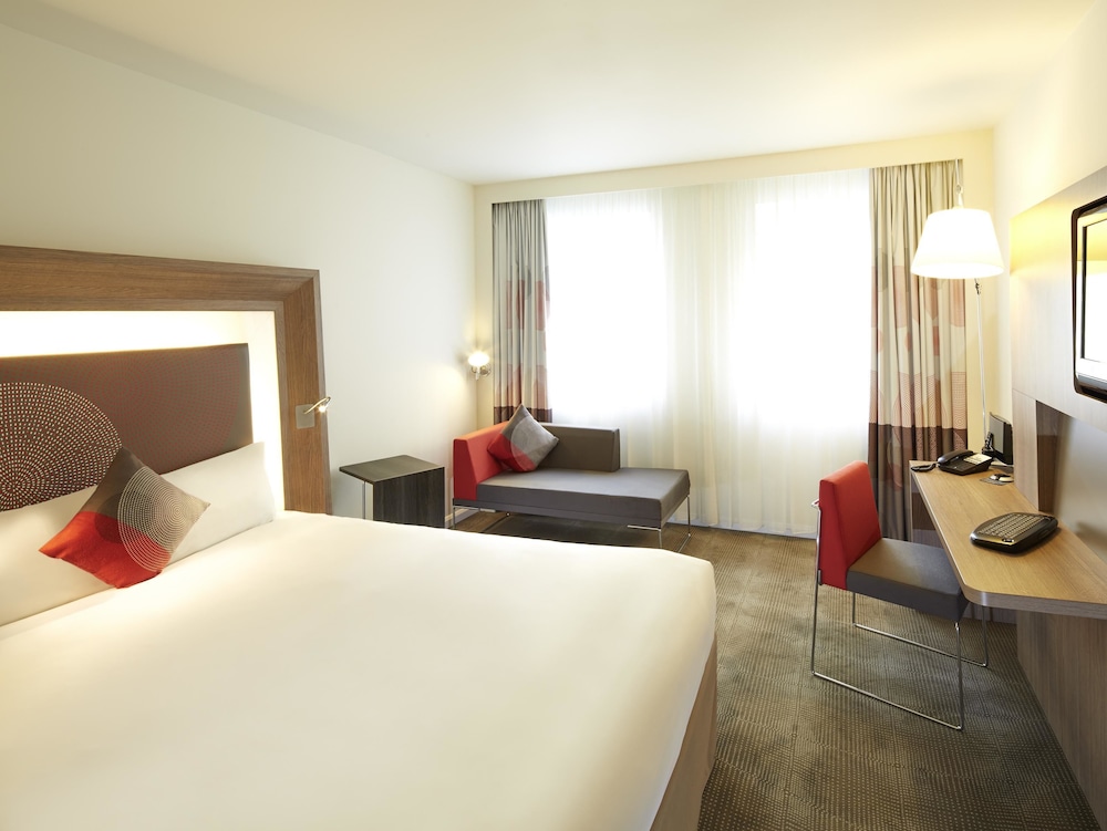 Suite, 1 King Bed with Sofa bed photo 3